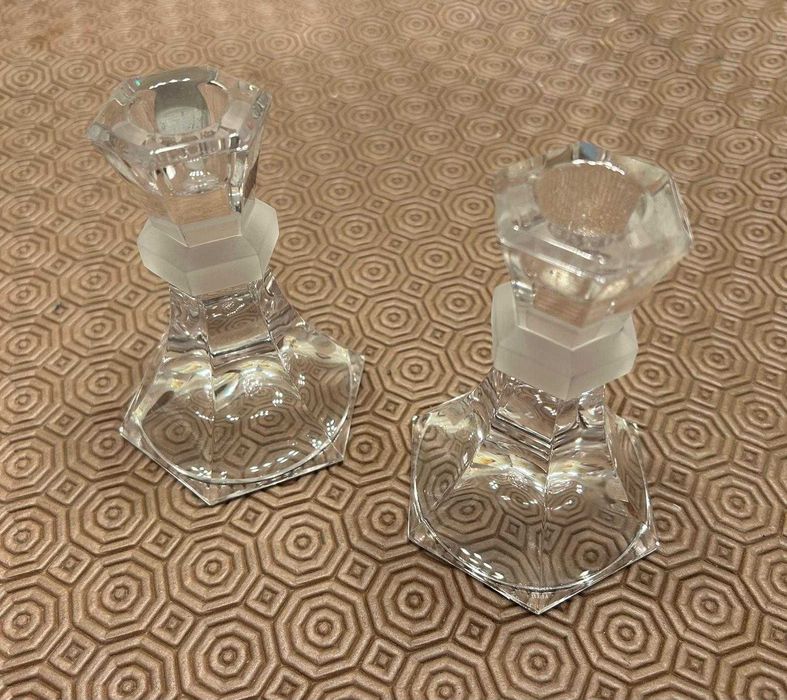 Pares de castiçais em Cristal elegantes para colocar velas.