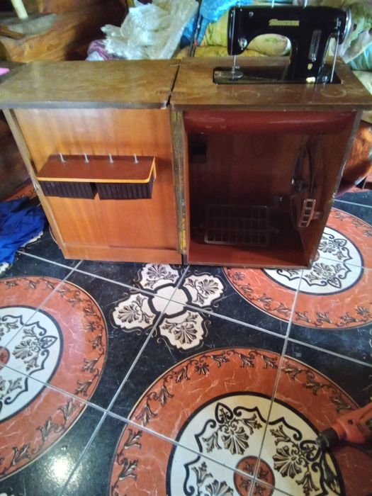 Машинка швейна  бу