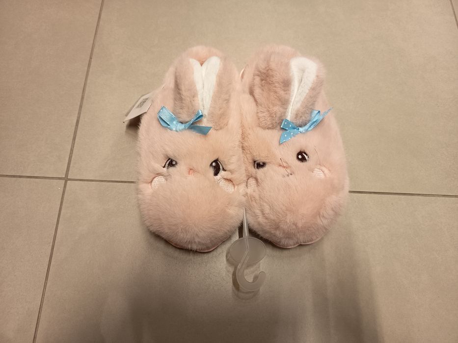 Nowe różowe futrzane kapcie buty
