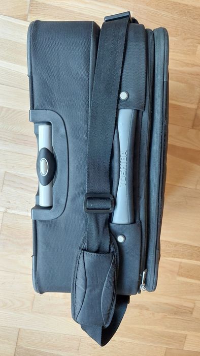 Mala pequena de viagem, com trolley. Muito robusta.