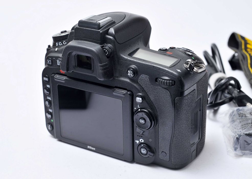 Nikon D750 seminova (950 disparos)