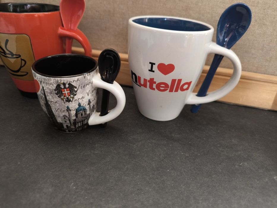 Conjunto de 3 canecas com colheres.
Conjunto de três canecas decoradas