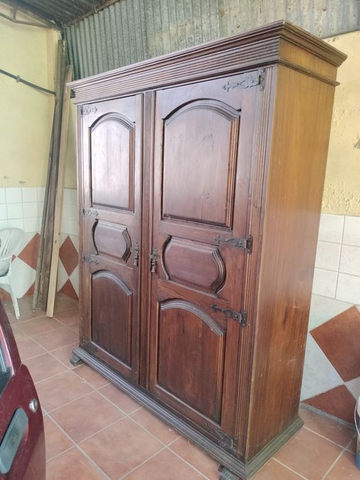 Móvel vintage em madeira de castanheiro castanho