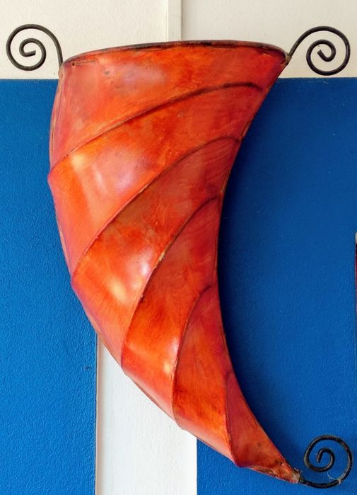 Elegante Candeeiro de Parede Disponível!