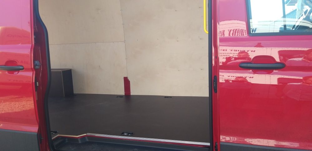 Zabudowa busa Volkswagen Crafter/MAN TGE L4H3 sklejka, MONTAŻ