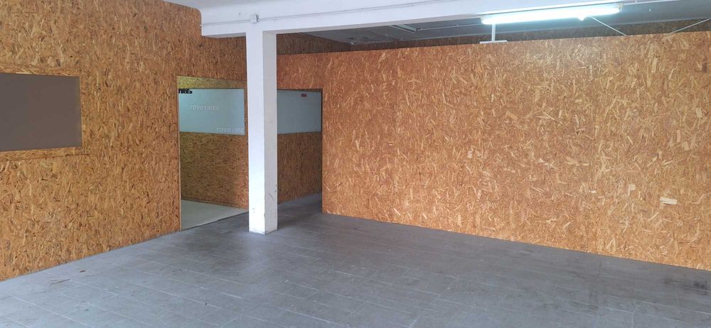 Loja comercial com parque privado