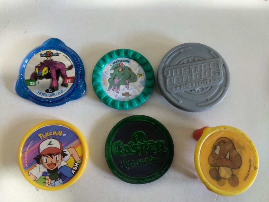 (C) Tazos de vários temas