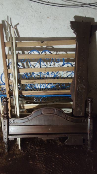 Cama em madeira antiga