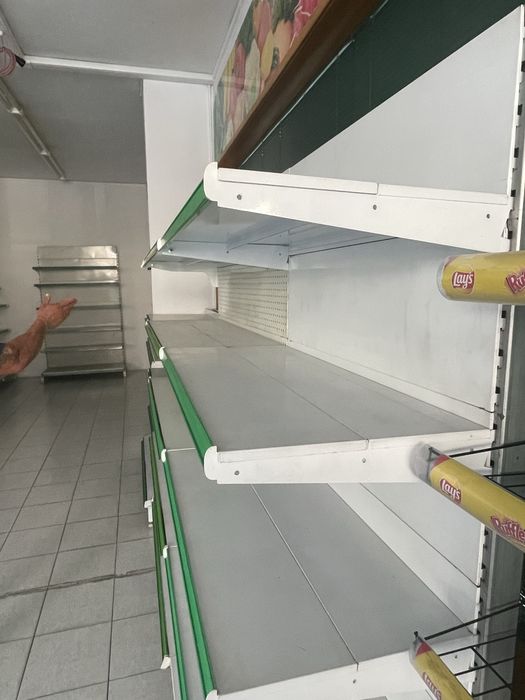 Prateleiras metálicas de mercearia