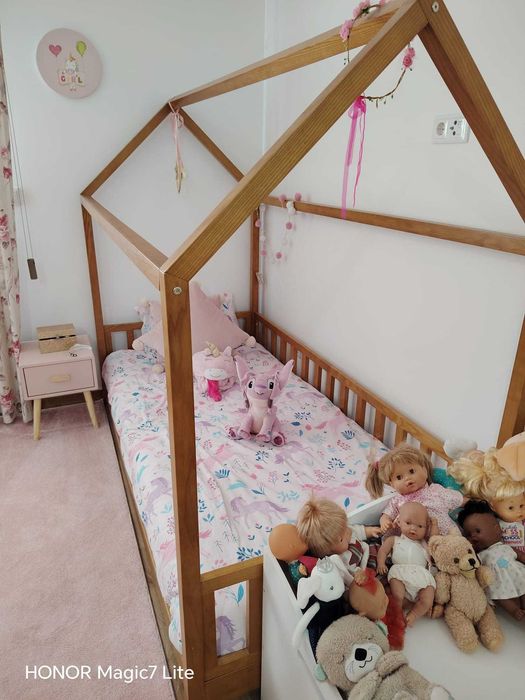Cama Montessori Como NOVA (pouco uso, em madeira maciça). Incluido no preço:  - lençóis; - capa de edredão; - colchão.
