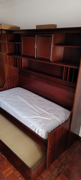 Cama com arrumação embutida + 1 cama extra
