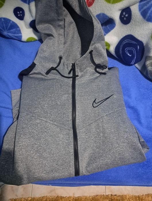 Oportunidade! Casaco Nike cinza com capuz – Como Novo