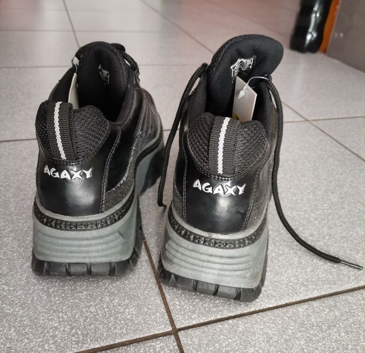 Czarne buty na platformie