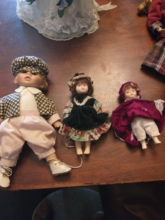 8 Bonecas de porcelana como novas e impecaveis .