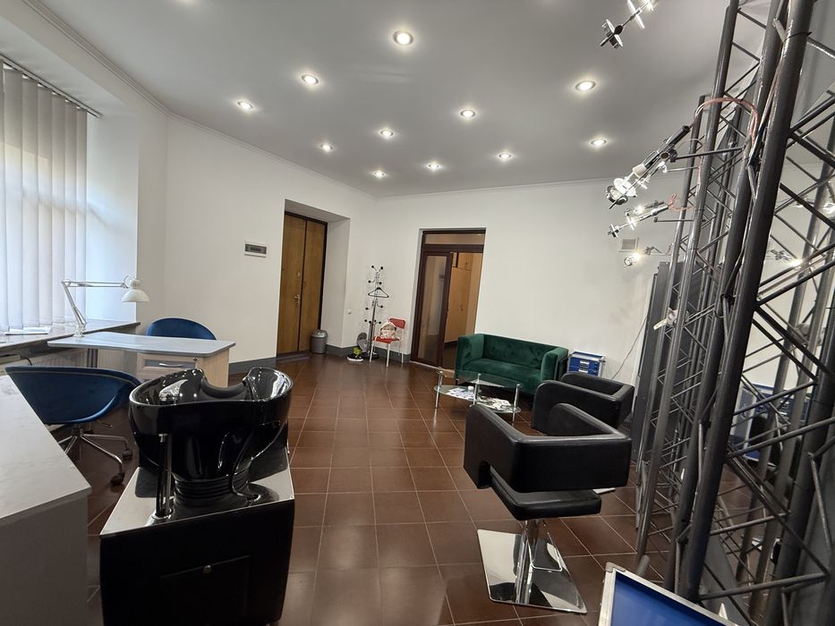 Оренда  салону або залу кабінетів та робочого місця салон краси