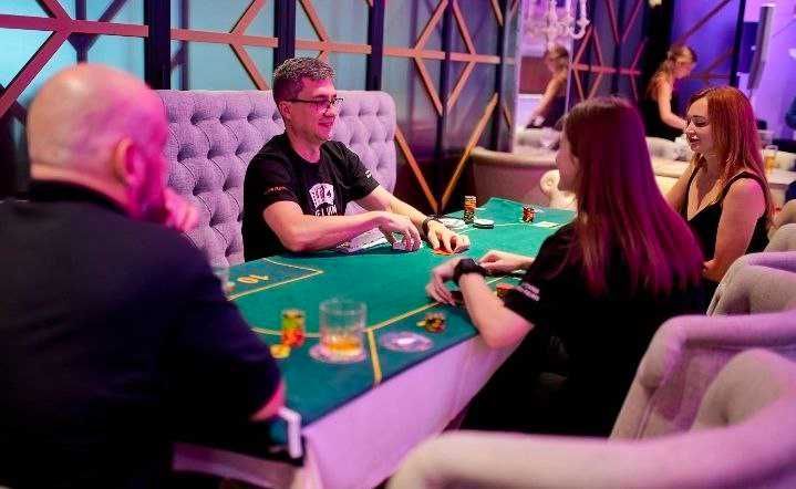 Покер проведення гри на івентах, дилер, круп'є, навчання