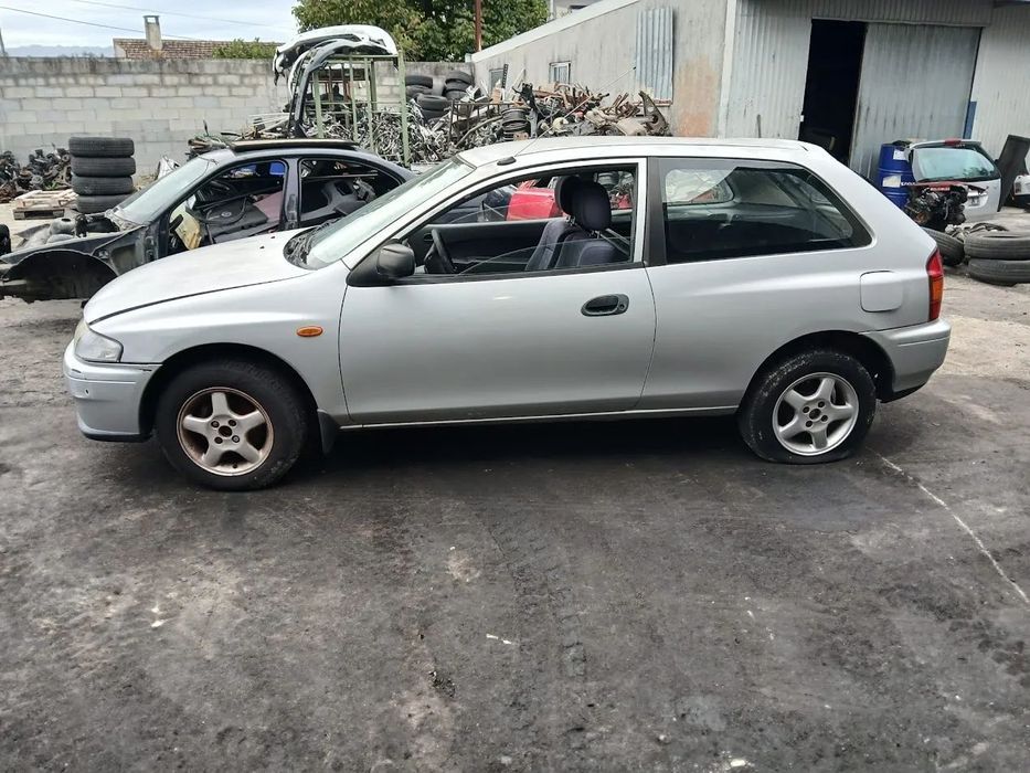 Mazda 323 de 2000 para peças