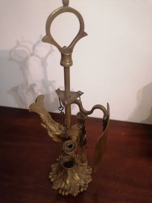 Antigo Candeeiro a Azeite de Latão em Forma de Peixe com Ferramentas