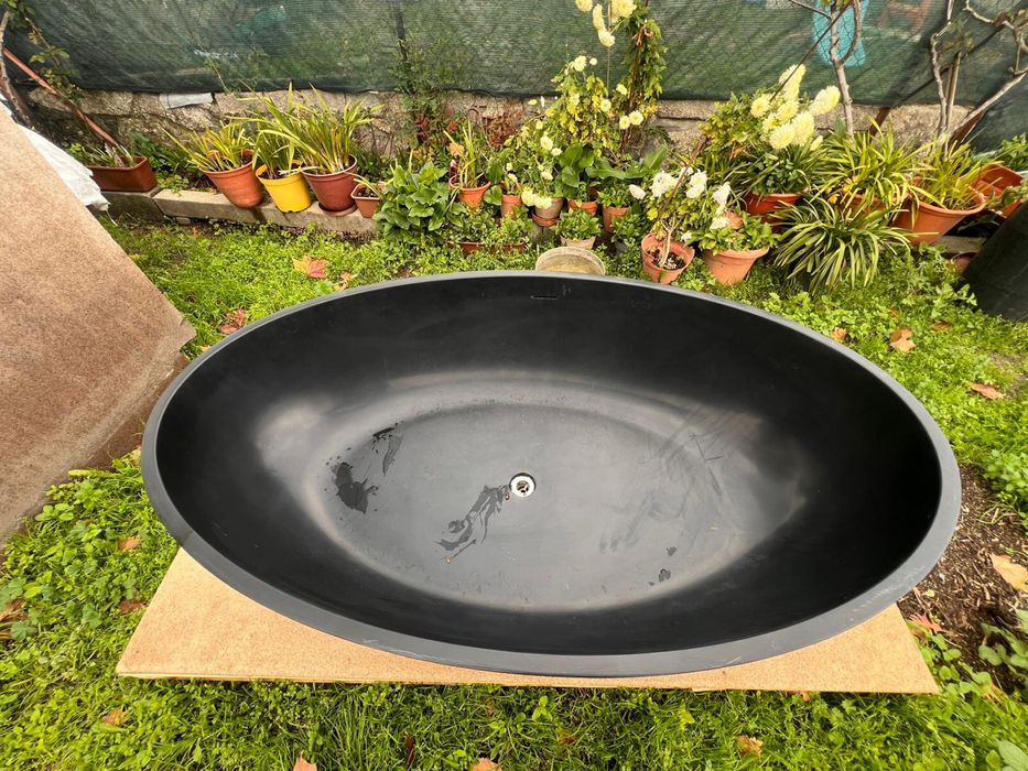 Banheira oval preta – moderna e elegante