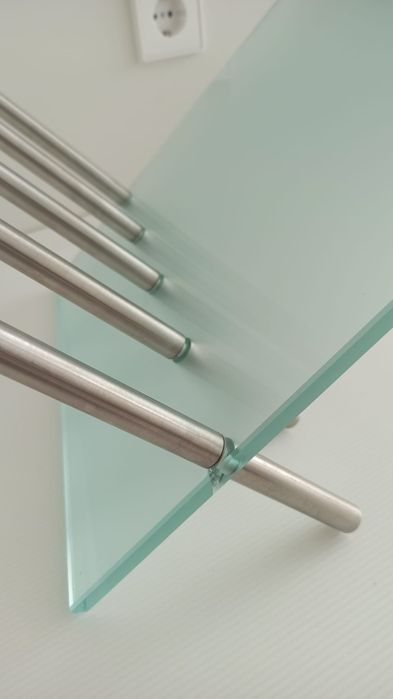 Porta revistas em vidro e aço