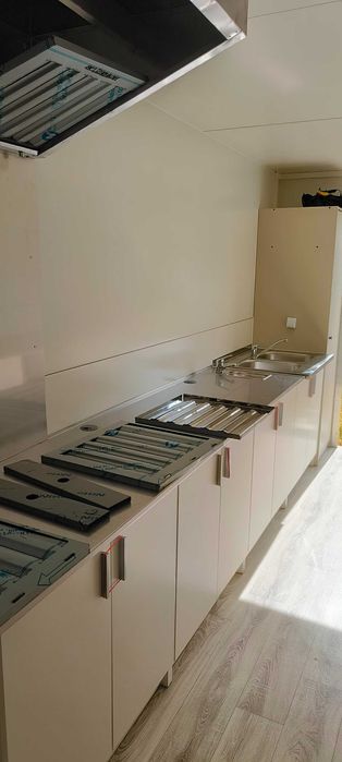 nowa przyczepa handlowa gastronomiczna wyposażona 5m x 2,2m
