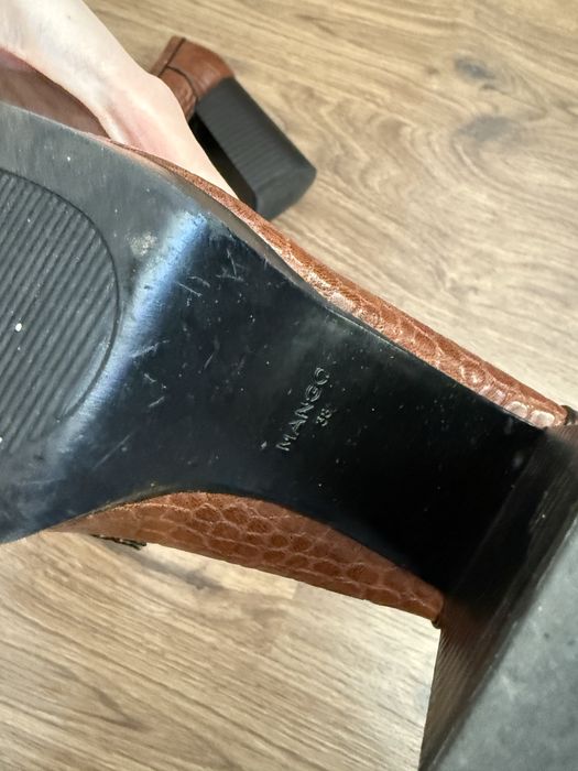Buty mokasyny Loafersy brązowe na obcasie Mango 38