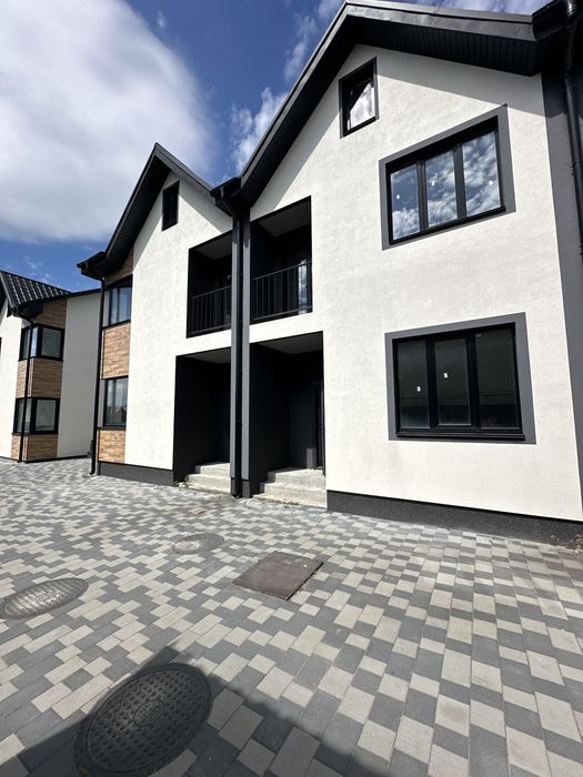 Продам просторий таунхаус 92 м² з власним двориком! Усі комунікації, комфортне планування, затишна територія та чудовий варіант для сімейного життя.