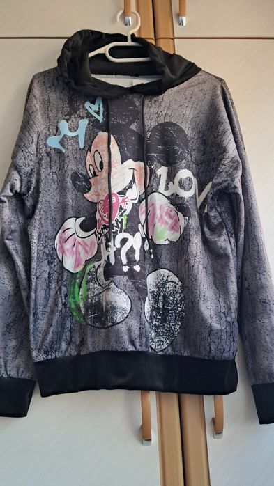 Nowa bluza z kapturem produkcji włoskiej