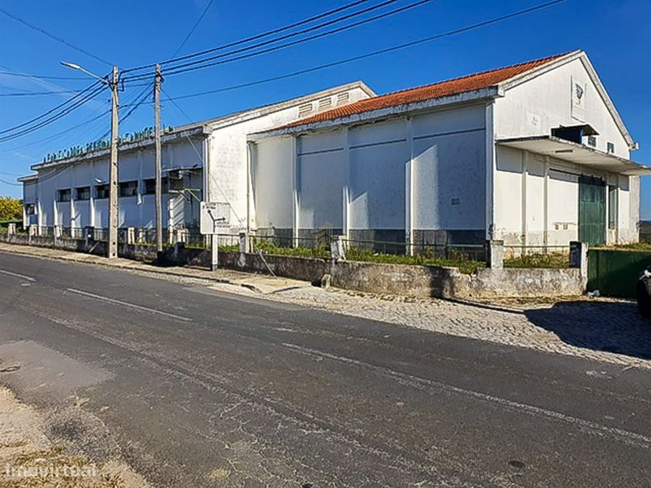 Armazém Industrial em terreno urbano, com amplo logradouro em Alcanhõe