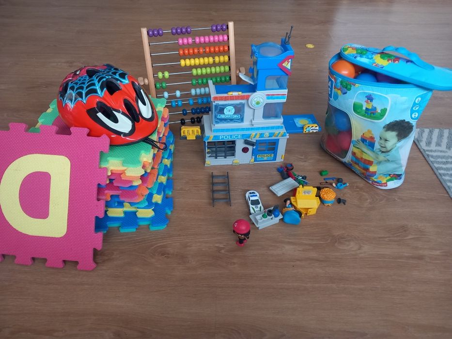 Vários brinquedos capacete