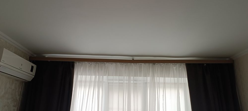 Продам карниз в зал как для штор так и для тюль.