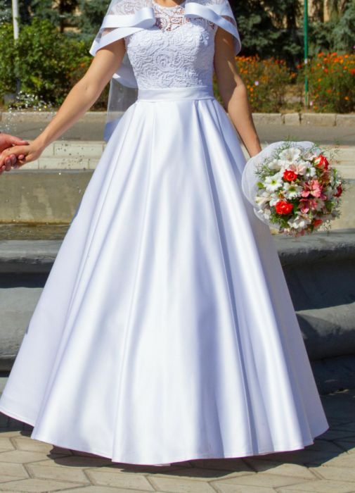 Якісна весільна сукня з мереживом