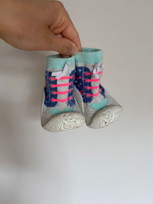 Skarpety kapcie pantofle imitujace trampki roczki rozm 20