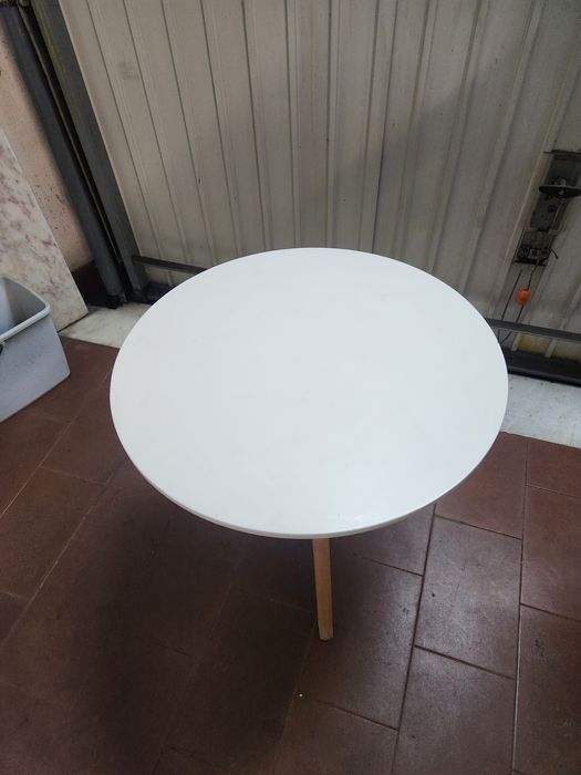 Mesa redonda de canto com 03 pés em madeira e com diâmetro  de 60 cm .