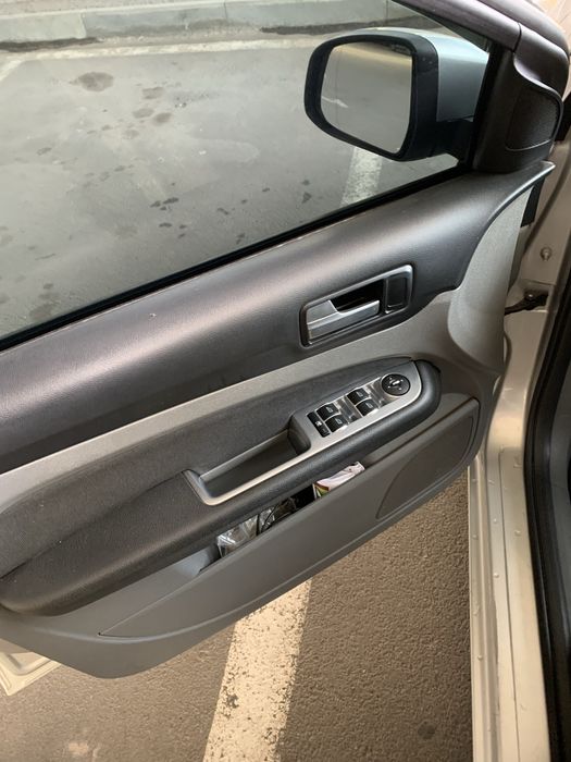 Продам серебристый Ford Focus 2010