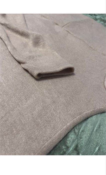 Жіноча кофта з опущеними плечима