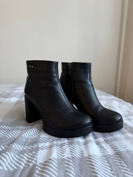 Жіночі високі черевики