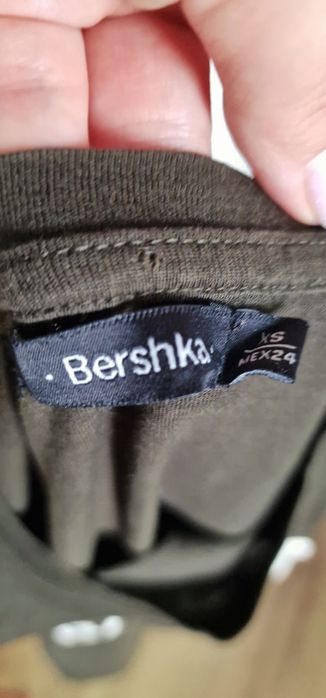 Czarna koszulka Bershka z napisem – bawełna, rozmiar XS