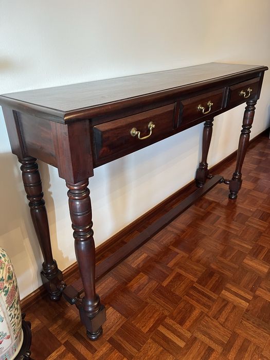 Mesa de entrada com 3 gavetas