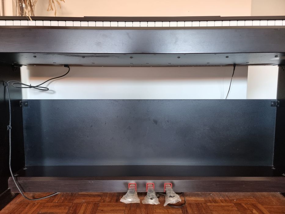 Piano Digital Yamaha Arius com Banco – Excelente Estado!