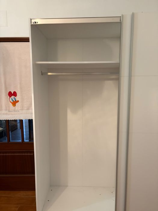 Vendo roupeiro com portas de correr