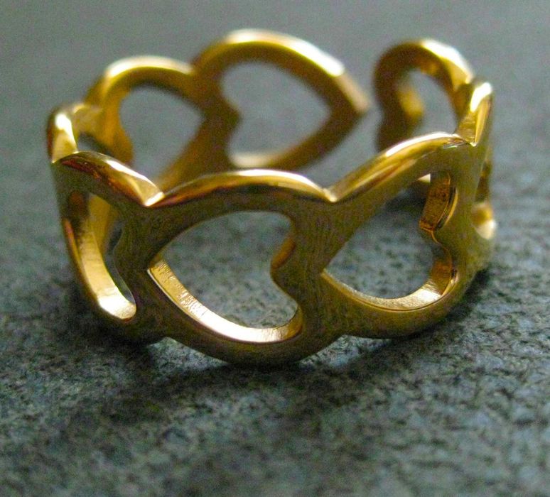 Anel Aço Dourado de Corações NOVO