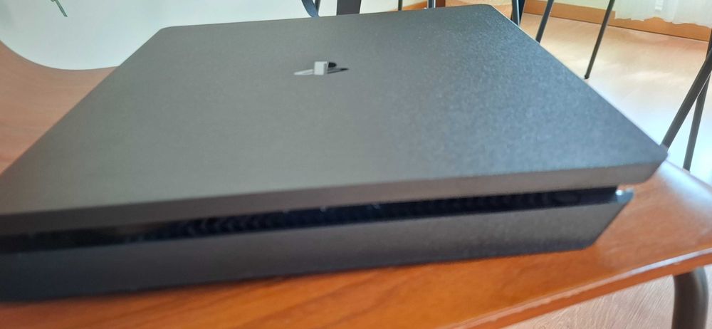 Vendo Playstation 4 com oferta 3 jogos selados.