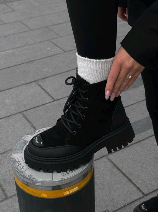 Чорні замшеві жіночі черевики