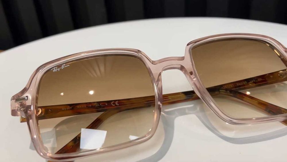 Óculos de sol da Ray Ban de senhora em massa.