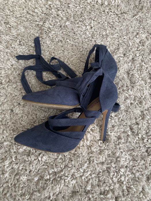 Sapatos azuis atar no tornozelo