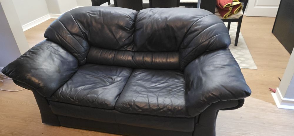 Sofas de pele preto ,  de dois lugares cada