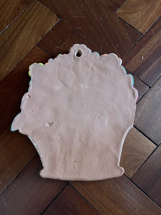 Decoração parede em barro pintado à mão