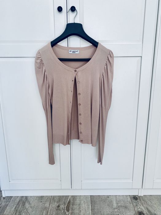 Romantyczny sweterek pudrowy róż