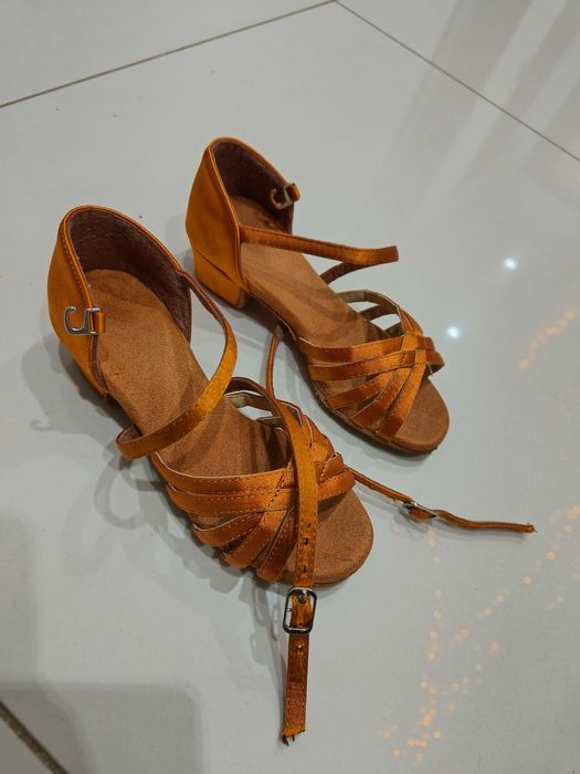 Buty do tańca dla dziewczynki na niskim obcasie